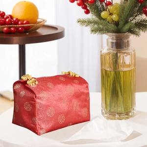 Traditionelle chinesische Taschentuchbox-Hülle aus roter Seide mit goldenen Shou-Mustern