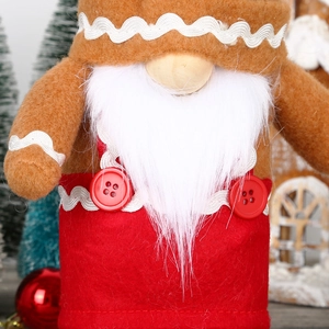 Gnomo di Natale stile pan di zenzero con cappello marrone e salopette rossa decorativa