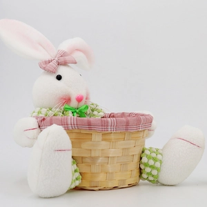 Detail eines flauschigen Osterhasen-Süßigkeitenkorbs mit rosa Futter und Bambusbasis