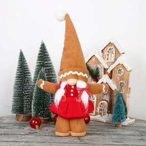 Gnomo pan di zenzero natalizio con vestito rosso per decorazione domestica festiva