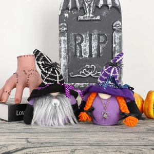 Detailansicht von zwei Halloween-Zwergen mit Spinnendekor und gruseligen Friedhofs-Requisiten