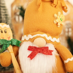 Gnome bonhomme de pain d'épice kaki avec barbe blanche et cuillère en bois décorative