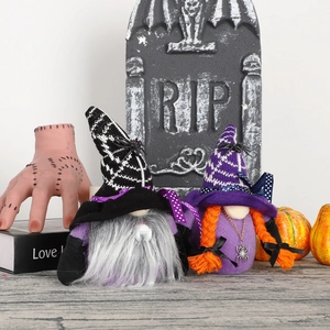 Details von Halloween Gnom-Puppen mit Spinne-Dekor und festlichen Grusel-Requisiten
