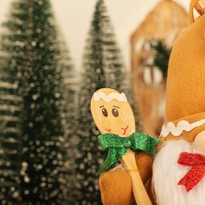 Poupée en peluche bonhomme de pain d'épices kaki avec cuillère en bois et nœud vert
