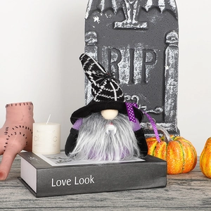 Halloween-Gnom-Plüsch mit Spinnenhut und Vampirzähnen auf dekorativem Grabstein-Set