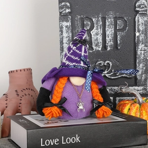 Detailansicht der Halloween-Zwergfigur mit lila Hexenhut, orangefarbenen Zöpfen und Spinne