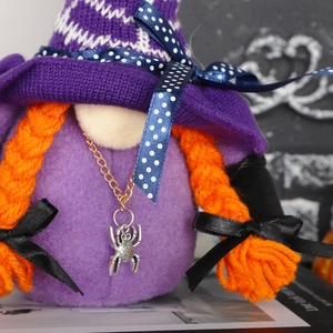 Detailaufnahme eines lila Halloween-Zwergs mit orangen Zöpfen und Spinnen-Halskette