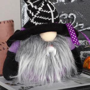 Nahaufnahme der Halloween-Zwerg-Plüschfigur mit Vampirzähnen, lila Band und Spinnennetzhut