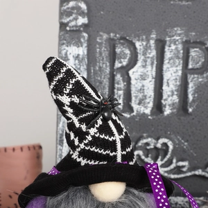 Halloween-Gnom-Detail mit Spinnennetzhut und Plüschbart auf einem RIP-Grabstein