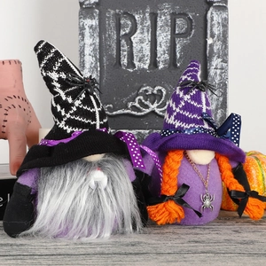 Halloween-Zwerge-Set mit violetten Strickmützen, Spinnennetzen und Fledermaus-Designs