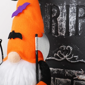 Dettaglio dello gnomo di Halloween con cappello arancione, pipistrelli e ascia argentata