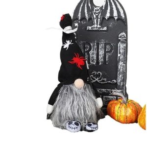 Gnomo di Halloween con cappello nero e falce per decorazioni da tavolo spaventose