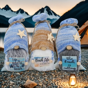 Lot de trois gnomes de plage sur le thème marin avec bonnets en tricot sur une plage