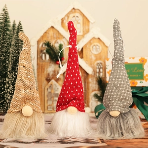 Trois gnomes de Noël en peluche avec bonnets en tricot et lumières sur fond de bois rustique