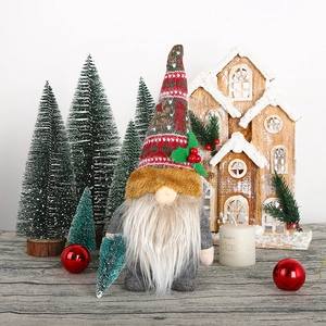Gnome de Noël en peluche avec bonnet jacquard et détail de houx en décor festif