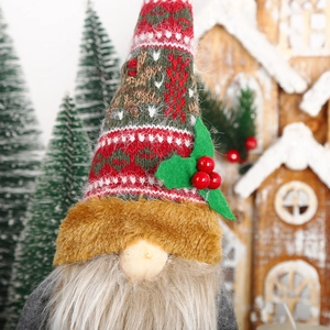 Gnome de Noël avec chapeau tricoté rouge et vert et décor de houx pour décoration festive