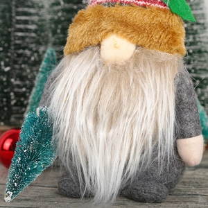Gnome de Noël décoratif avec corps en feutre gris, chapeau marron et barbe blanche