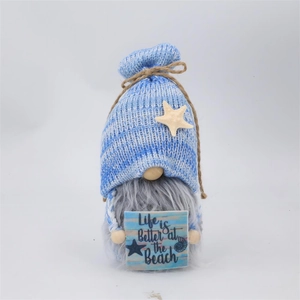 Détail d'un gnome de plage avec bonnet en tricot, étoile de mer et panneau décoratif