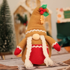 Gnome de Noël en pain d'épices avec bonnet tricoté et décorations de baies festives