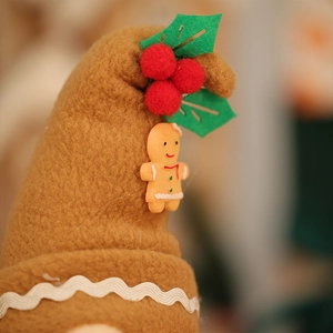 Gnome de Noël sans visage avec bonhomme de pain d'épice et baies de houx