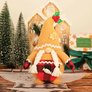 Détail d'un gnome de Noël avec chapeau en pain d'épices et tablier à carreaux rouges