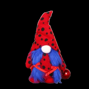 Detalle de un gnomo de Navidad con gorro de lunares rojos y barba larga trenzada azul