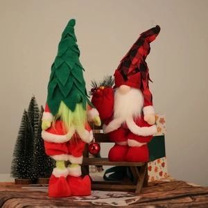 Detail von Weihnachtswichteln mit grünem Baumhut und rotem Büffelkaro-Muster Dekor