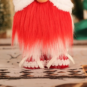 Gros plan d'une longue barbe rouge et bords en peluche de gnome de Noël décoratif