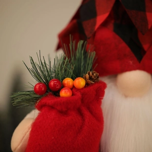 Leuchtender Weihnachtszwerg mit rot-schwarz kariertem Hut und Zapfen-Deko
