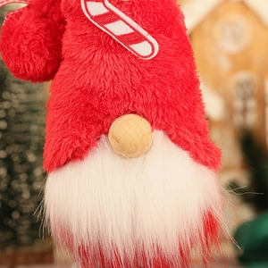 Vue détaillée du nain de Noël en peluche avec broderie sucre d'orge et barbe blanche longue