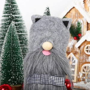 Gnomo di Natale con orecchie da gatto, cappello di feltro grigio e fiocco a scacchi