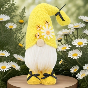 Détail du chapeau de gnome jaune avec abeilles et marguerite pour décoration printanière