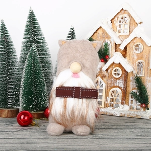 Incantevole gnomo di Natale senza volto in peluche con barba a righe e sfondo festivo