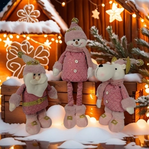 Vue détaillée des figurines de Noël en peluche rose avec renne, Père Noël et bonhomme de neige
