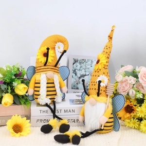 Dettaglio di gnomi della festa delle api con girasoli e ali in un giardino