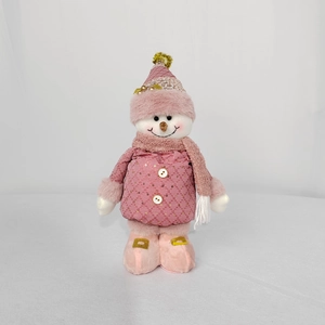 Détails d'un bonhomme de neige rose en peluche avec paillettes brillantes et tissu tricoté