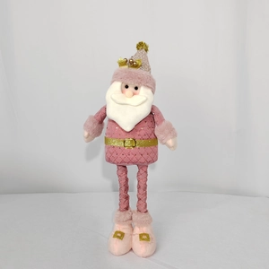 Détail du Père Noël en peluche rose avec paillettes dorées et fourrure blanche douce