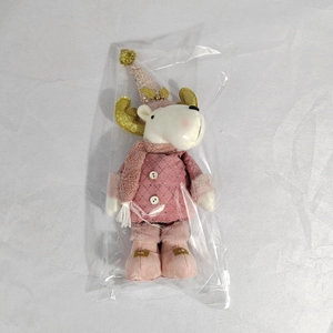 Détail de la peluche renne de Noël rose avec un bonnet orné de sequins dorés