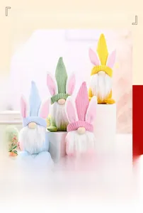 Vier farbenfrohe Osterwichtel mit Hasenohren und Strickmützen für die Heimdekoration