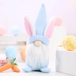 Detail eines Osterhasen-Zwergs mit Strickmütze und Karotten für die Heimdekoration
