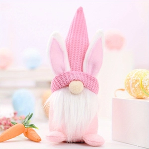 Detailansicht eines Osterhasen-Gnomes mit rosa Strickmütze und weichem weißem Bart