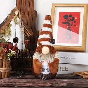 Detailaufnahme der Kaffee-Zwergpuppe mit Strickmütze und weißer Kaffeetasse
