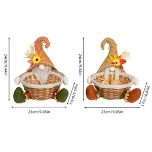 Cesto di caramelle gnomo del raccolto con girasoli e foglie di acero per il Ringraziamento