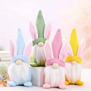Set mit vier bunten Oster-Zwerg-Plüschpuppen mit Hasenohren für Frühlingsdeko zu Hause