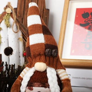 Kaffeethema-Zwergpuppe mit Strickmütze und Zöpfen für festliche Schaufensterdekoration