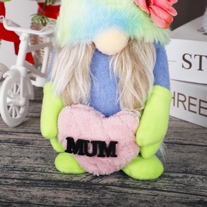 Nahaufnahme der Muttertags-Gnom-Puppe mit Regenbogenhut und MUM Herz-Stickerei