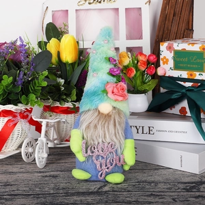 Detail eines Muttertags-Gnomes mit blau-violettem Hut, Rosen und Love-You-Schriftzug