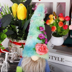 Muttertag Wichtel mit blauem Rosenhut und rosa Blumen für die Heimdekoration