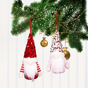 Gnomi natalizi con paillettes e luci LED appesi ai rami di un albero di Natale