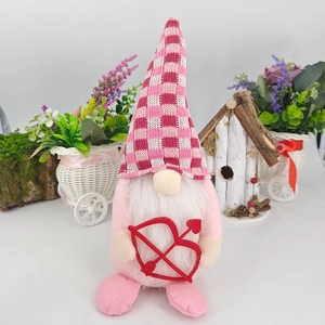Detailaufnahme des rosa Valentinstag-Wichtels mit rotem Herzpfeil und karierter Mütze